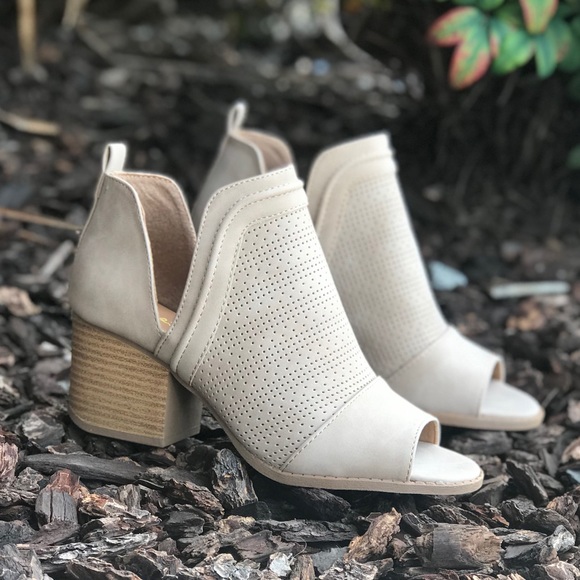 Side cut out peep toe booties - Picture 7 of 8